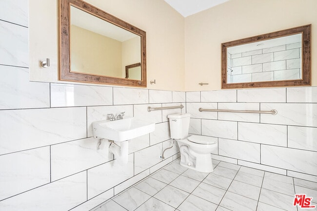 Building Photo - 1002 E 33rd St