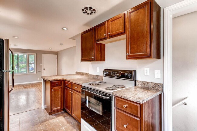 Building Photo - Updated 4-bed, 2-bath home - Blocks from R...