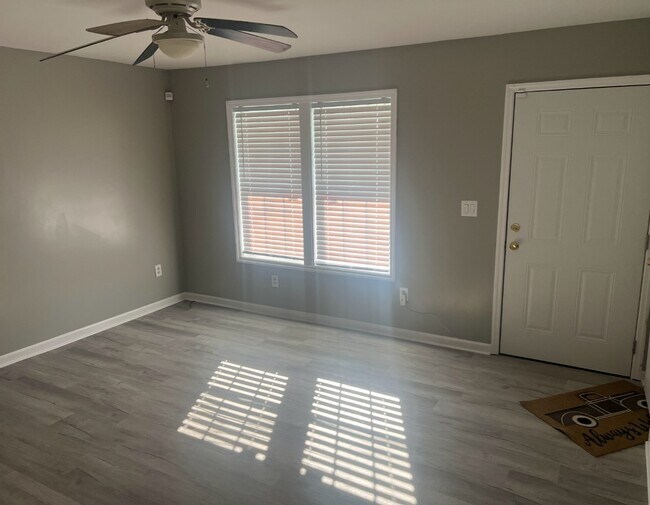 Building Photo - 3103 Lincoln Dr