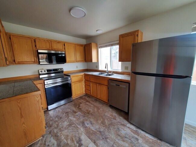 Building Photo - Quartz Ave 3plex/Ariserem-014