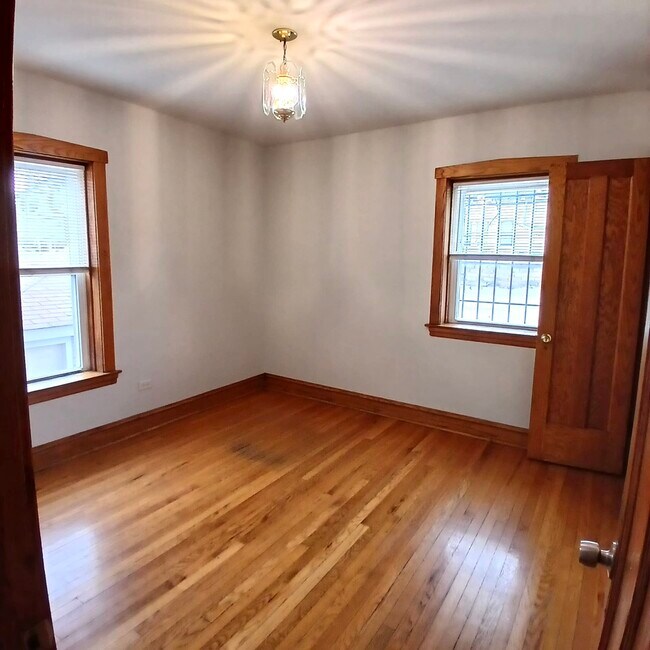 Building Photo - 5041 W Dickens Ave