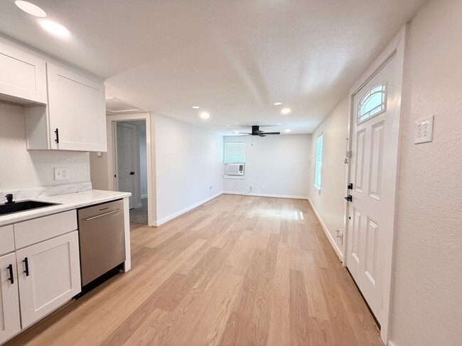 Building Photo - Elegant 2/1 Beach Cottage in Surfside !