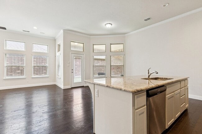 Building Photo - 913 Parkside Dr