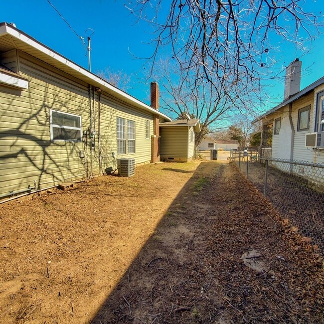 Building Photo - 3 Bedroom home in Shawnee