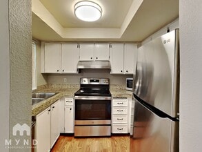 Building Photo - 10905 NE 35th Pl