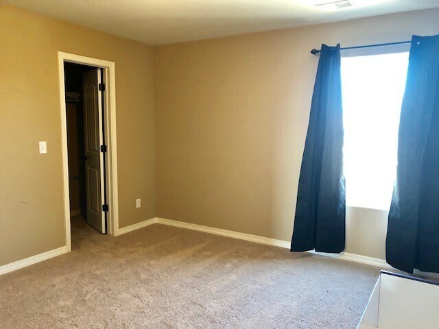 Building Photo - Beautiful Bedroom in Forest Meadows!