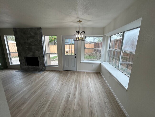 Building Photo - 1131 Holly Dr