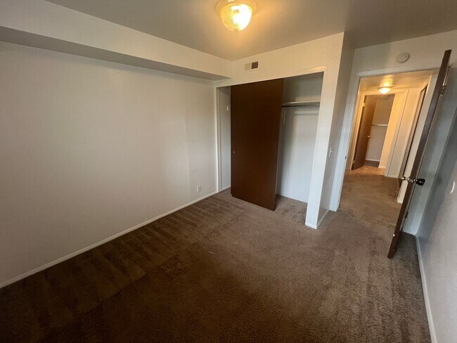 Building Photo - Spacious 2 bed/2 bath in Millcreek-**Move in Special-1/2 off first month**