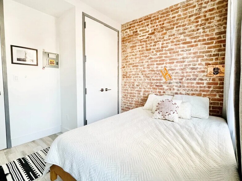 Building Photo - Furnished room/NOT APARTMENT