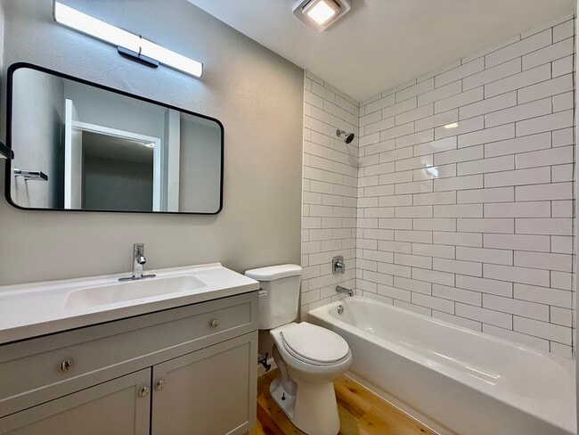 Building Photo - 821 N Cherry St