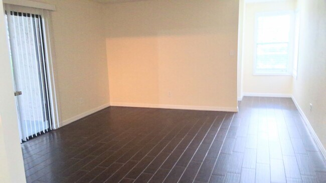 Building Photo - Beautiful Remodeled First Floor 2/2 Condo ...