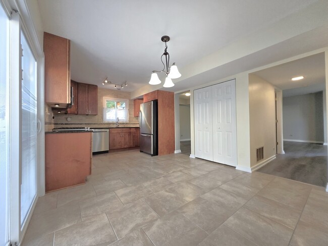 Building Photo - 4946 Somerton Dr