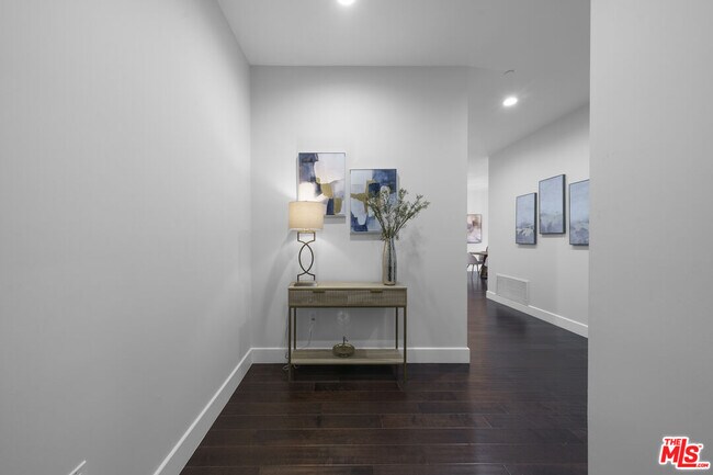 Building Photo - 1318 S Roxbury Dr