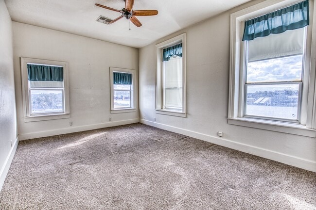 Building Photo - 110 E Alamo St