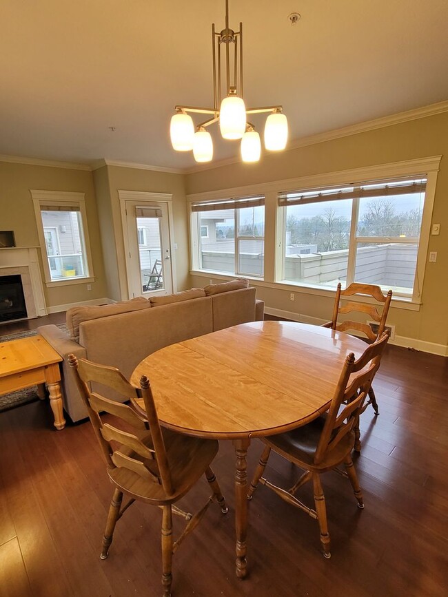 Building Photo - Contemporary Condo in Johns Landing