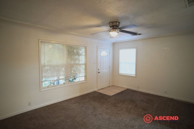 Building Photo - Cozy home located in the Northeast!