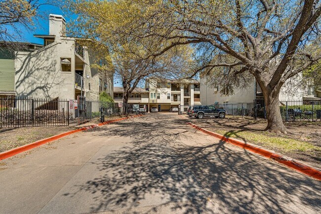 Building Photo - 9611 Walnut St
