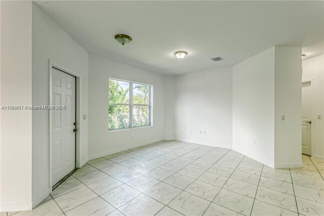 Building Photo - 14885 NE 7th Ave
