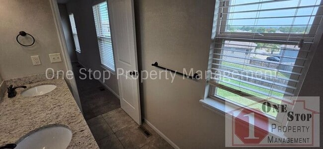 Building Photo - Beautiful 4 bedroom, 3 bathroom home in Raymore!