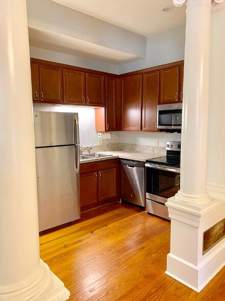 Building Photo - 401 E 10th St