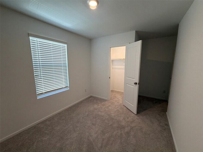 Building Photo - 930 Pertuso Ln