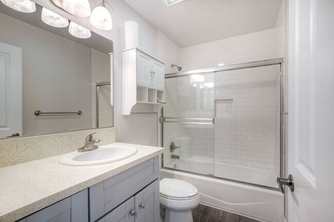 Building Photo - 1 Bedroom, 1 Bathroom Condo in the Villa La Jolla Community