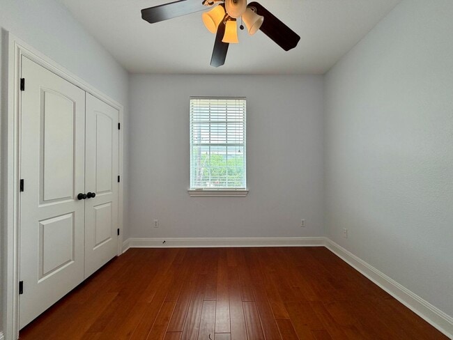 Building Photo - 1402 Parker Ln