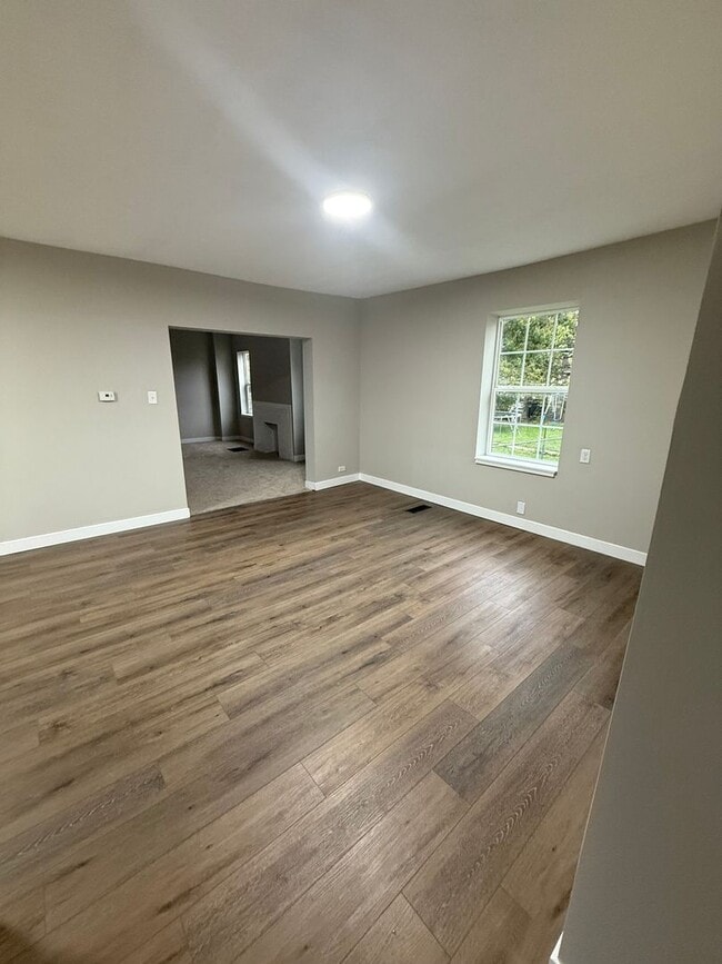 Building Photo - Welcome to this charming 3-bedroom, 2-bath...