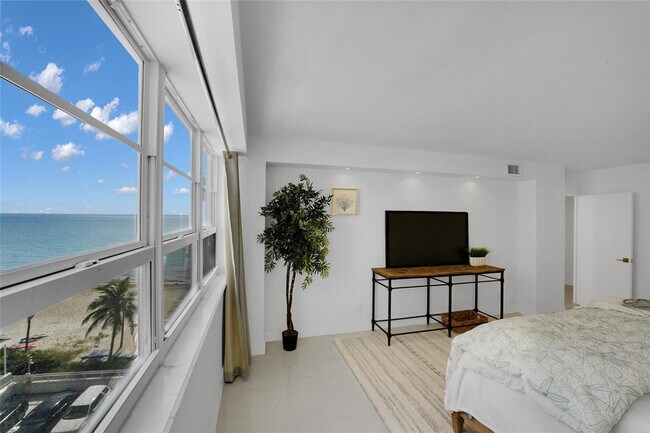 Building Photo - 3430 Galt Ocean Dr