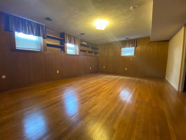 Building Photo - 6-Bedroom Single Family Home