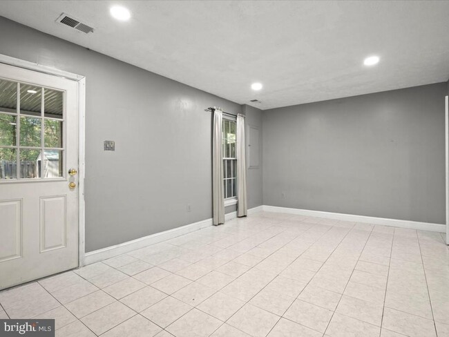 Building Photo - 760 Clifftop Dr