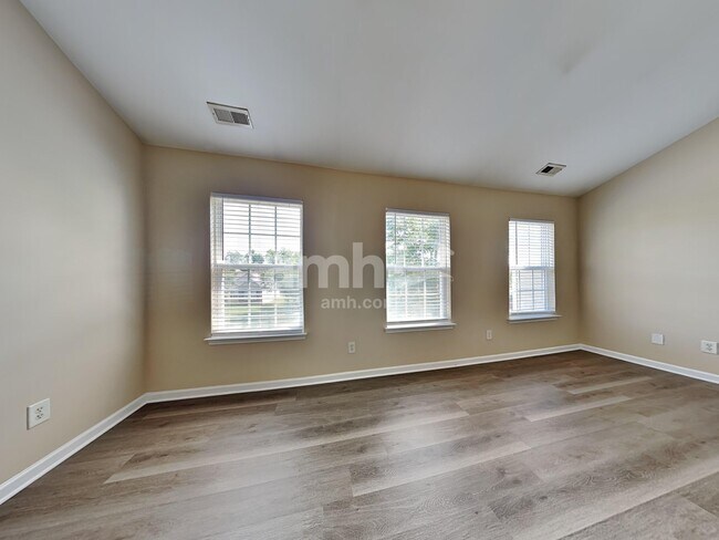 Building Photo - 533 Wrayhill Dr