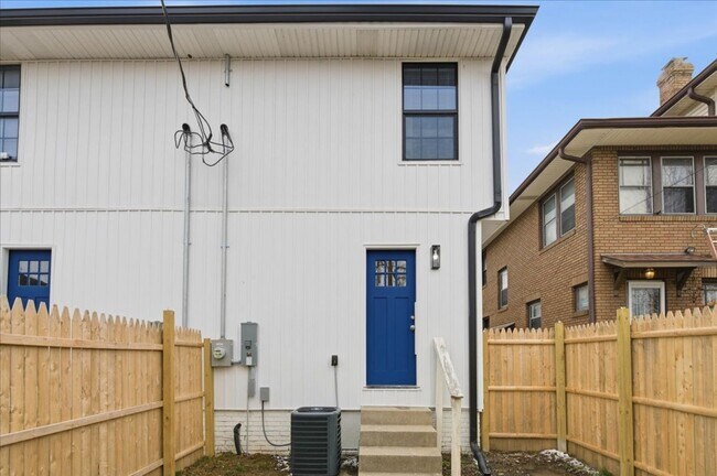 Building Photo - 1036 N Parker Ave