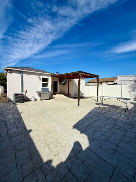 Building Photo - 10622 McVine Ave