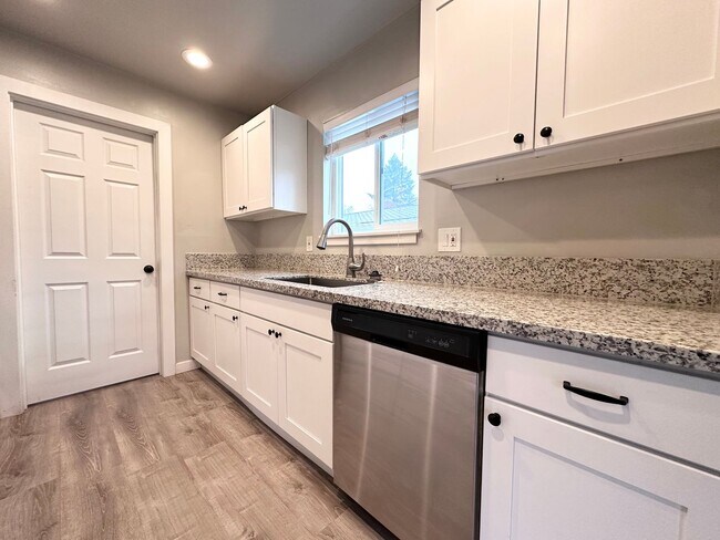 Building Photo - Single Family Home in SE Portland - Large ...