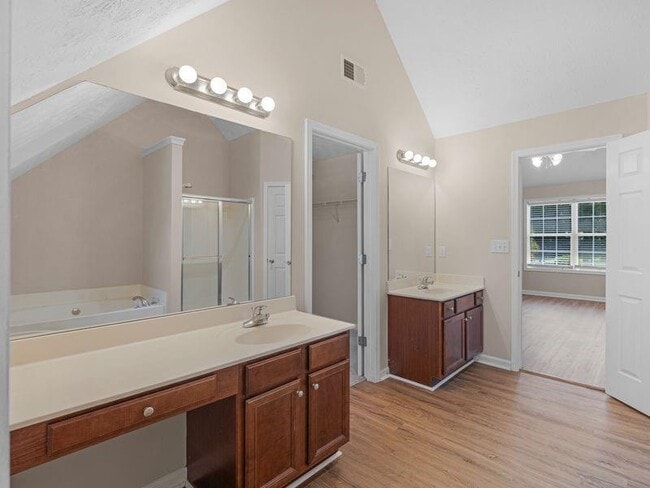 Building Photo - 362 Interlake