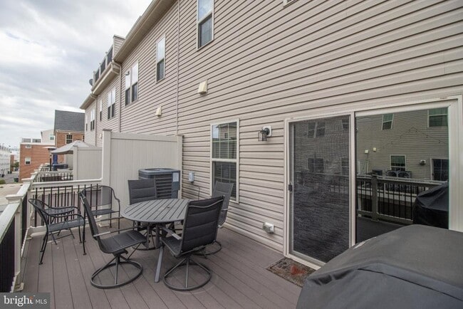 Building Photo - 4658 Hudson St