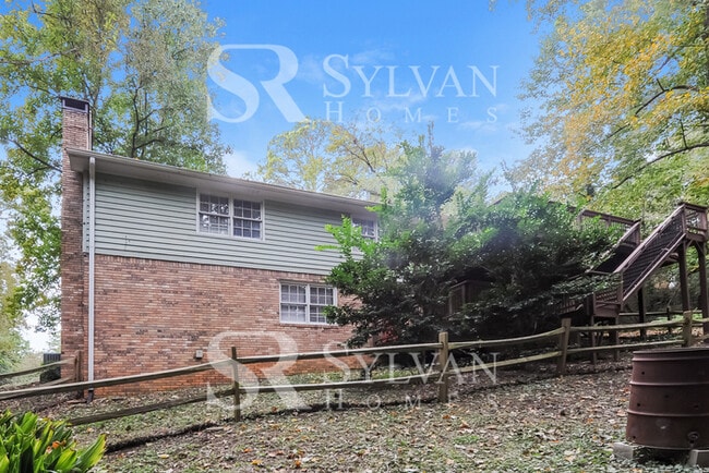 Building Photo - Welcome home to this 4 bedroom, 2 bathroom home