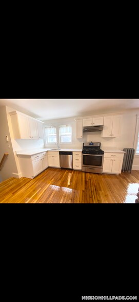 Building Photo - 183 Hillside St