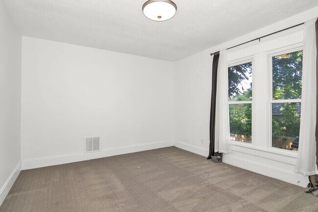 Building Photo - Classic Remodeled Townhome in Windsor Park