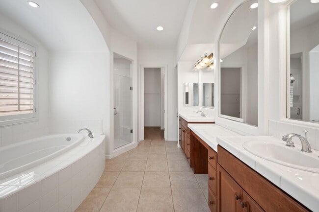 Building Photo - 124 Tesori Dr