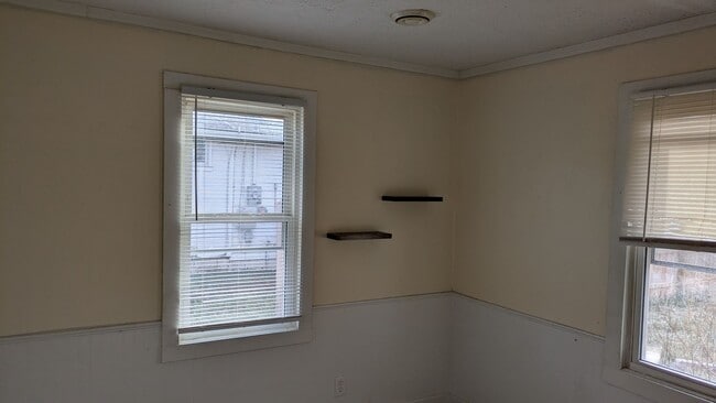 Building Photo - 806 S Saville Ave