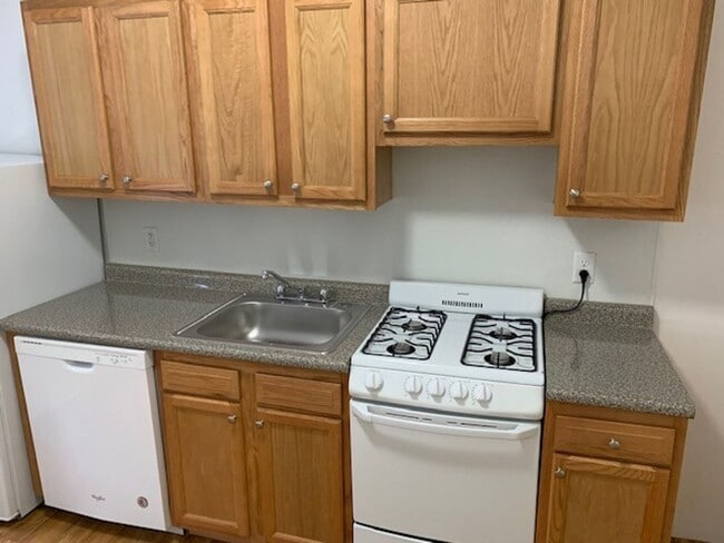 Building Photo - 3BR or 4BR near B/C trains, Wash Sq, heat ...