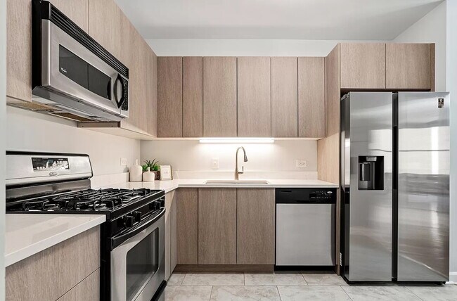Building Photo - Chic 1-Bed Condo with Hardwood Floors in Prime Chicago Location!