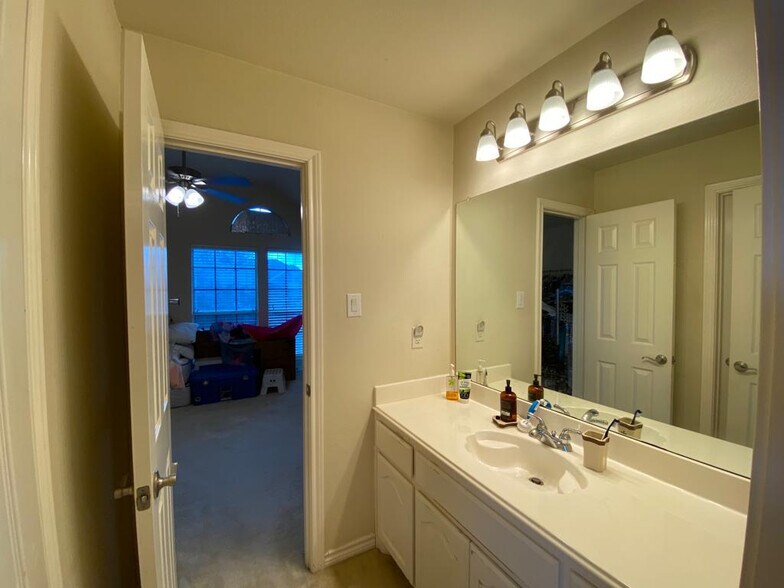 Building Photo - Room in House on Levant Ln