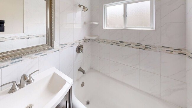 Building Photo - Cozy 3BD/1BA w/ Large Kitchen!