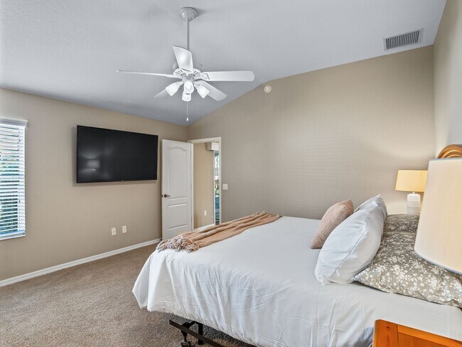 Building Photo - 3 bedroom 2 bath designer home