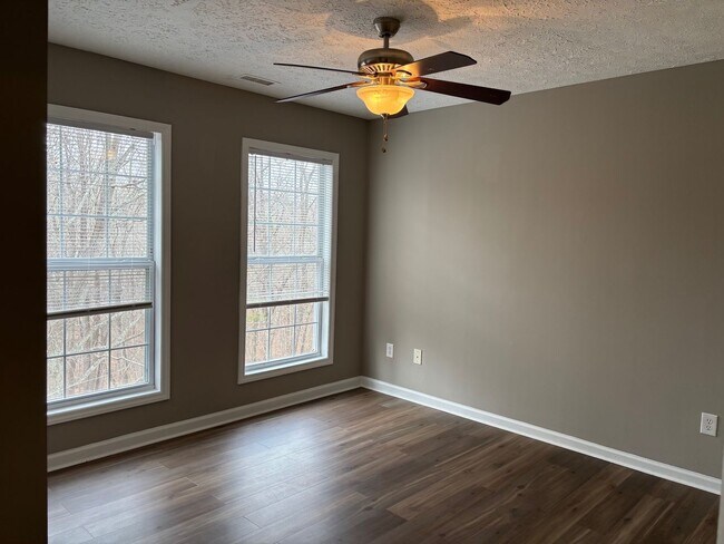 Building Photo - Beautiful 2 story townhome available in Asheboro!