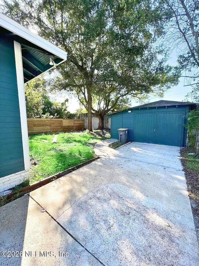 Building Photo - 226 E 15th St