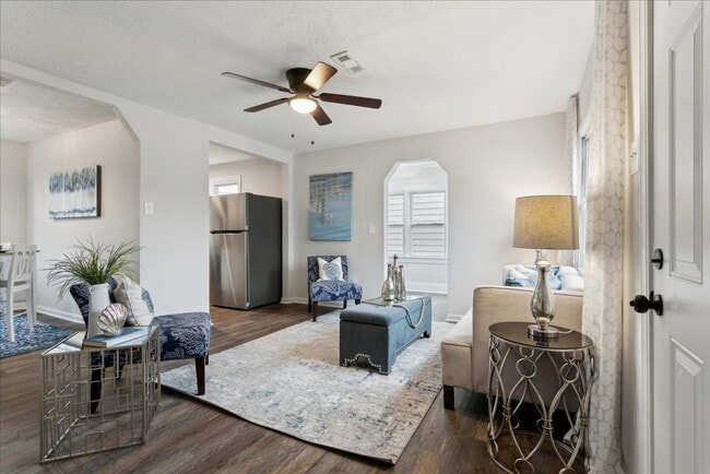 Building Photo - Renovated home in Heart of Hampton Roads